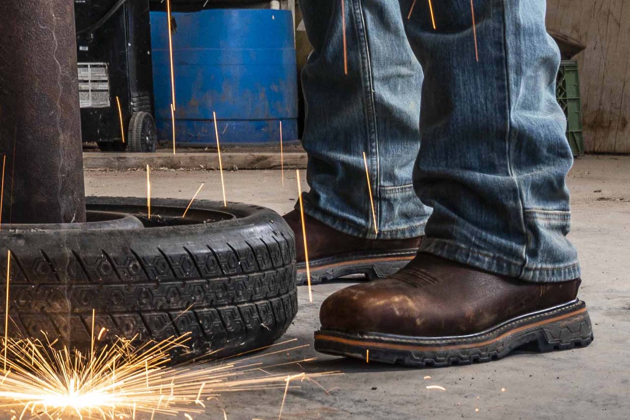 Safety shoes for metalworking